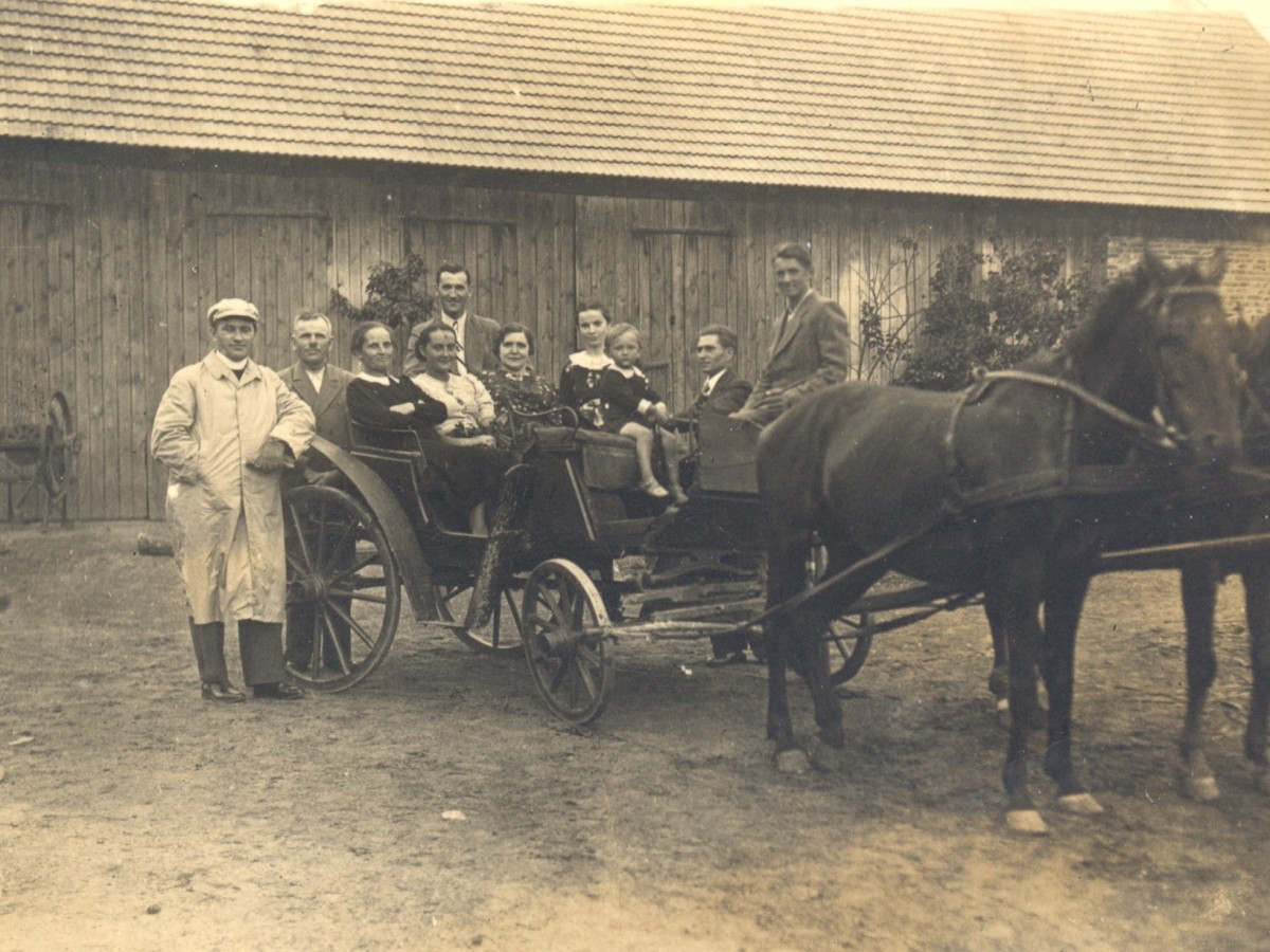 1935: Przed stodołą Wygachiewiczów